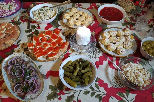 В праздник накрываем щедрый новогодний стол.