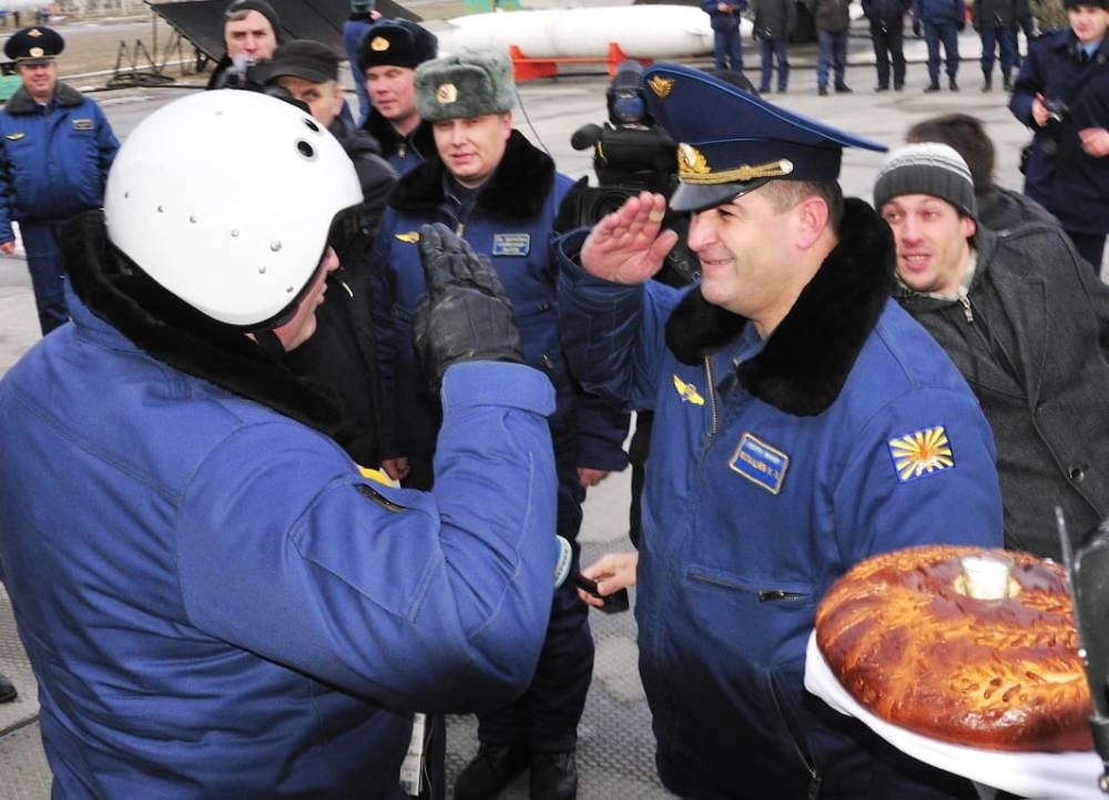 Канамат - командир авиационного соединения.