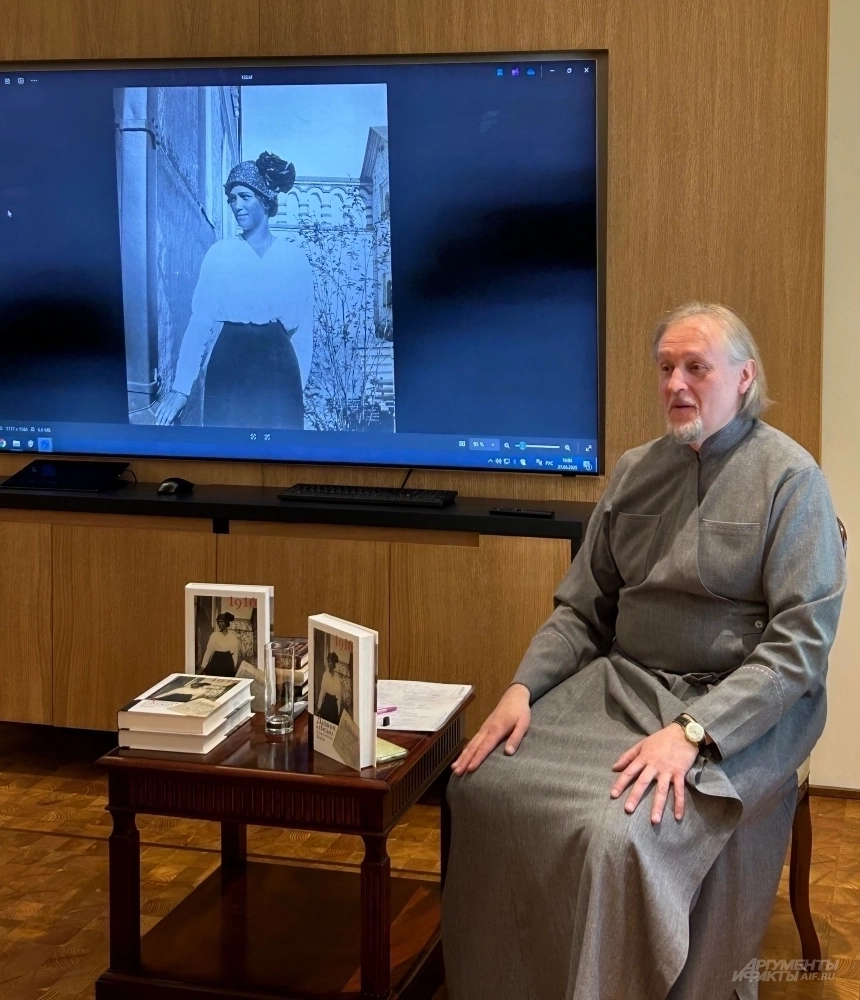 Составитель книги «Дневник и письма Великой княжны Марии за 1916 год» исследователь Константин Геннадьевич Капков.