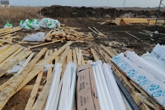 По мнению супругов, дом строили уже из прогнивших досок.