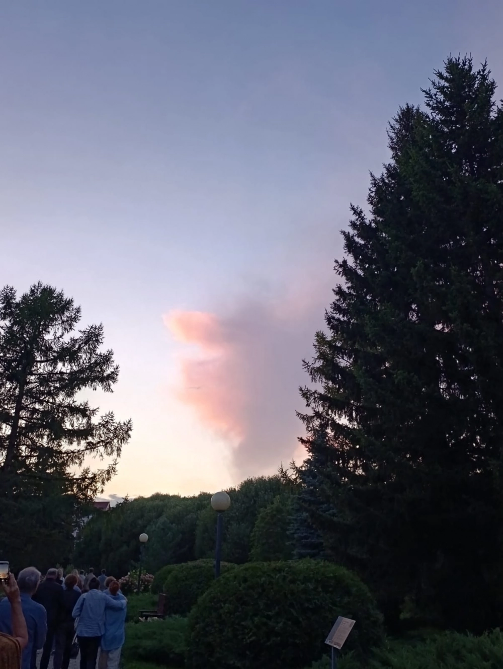 Спектакль под открытым небом позволяет наслаждаться закатом.