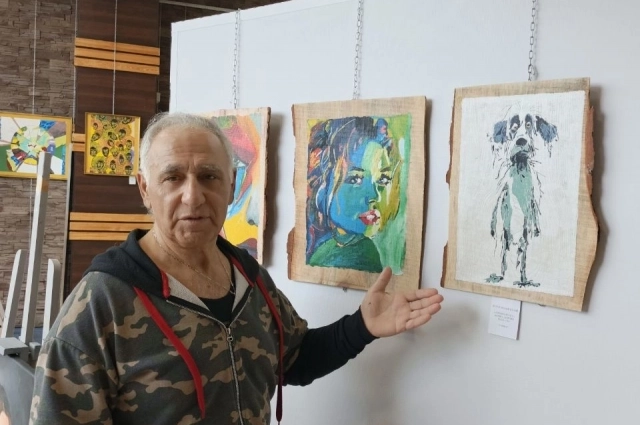 Собака, написанная на деревянной поверхности - один из юмористических автопортретов художника.