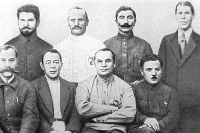 Шапошников крайний правый в верхнем ряду. Рядом с ним Семён Буденый.