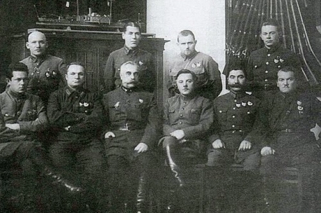 Шапошников второй слева в верхнем ряду. Фото 1927 года.