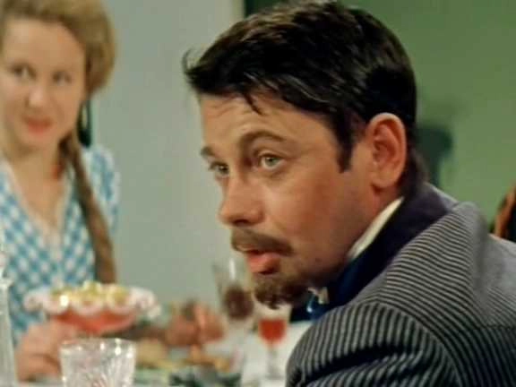 Александр Демьяненко (Шурик) сыграл в фильме Виктора Бахарева – беспутного, но доброго пьяницу.