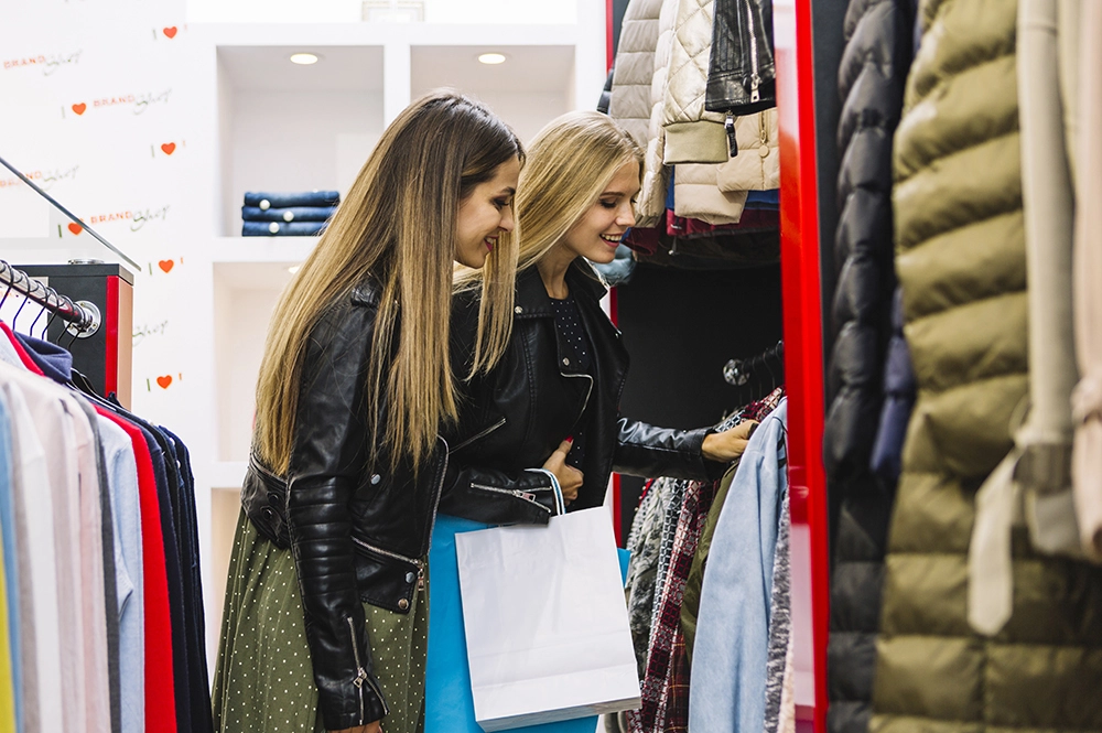 В период распродаж в магазинах столпотворение.