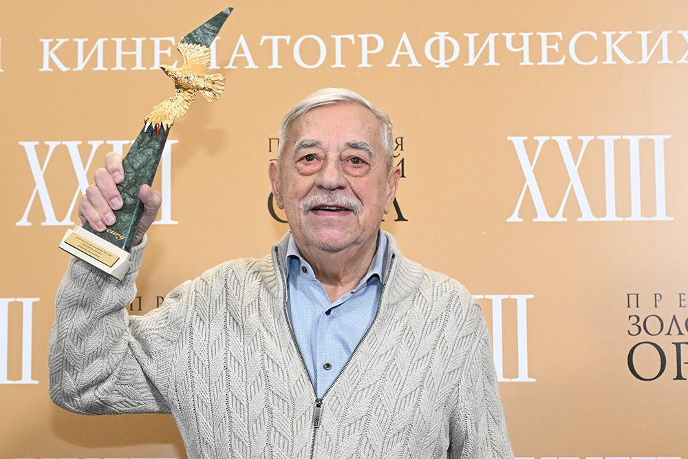 Кинорежиссер Владимир Грамматиков (фильм «Смотри на меня!»), получивший премию в номинации «Лучшая режиссерская работа», на ХХIII Национальной премии в области кинематографии «Золотой Орел» в 1-м павильоне киноконцерна «Мосфильм».