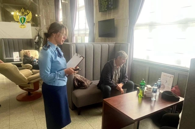 Пассажиры на вокзале в Екатеринбурге ждут отправления поезда, отложенного из-за пожара.