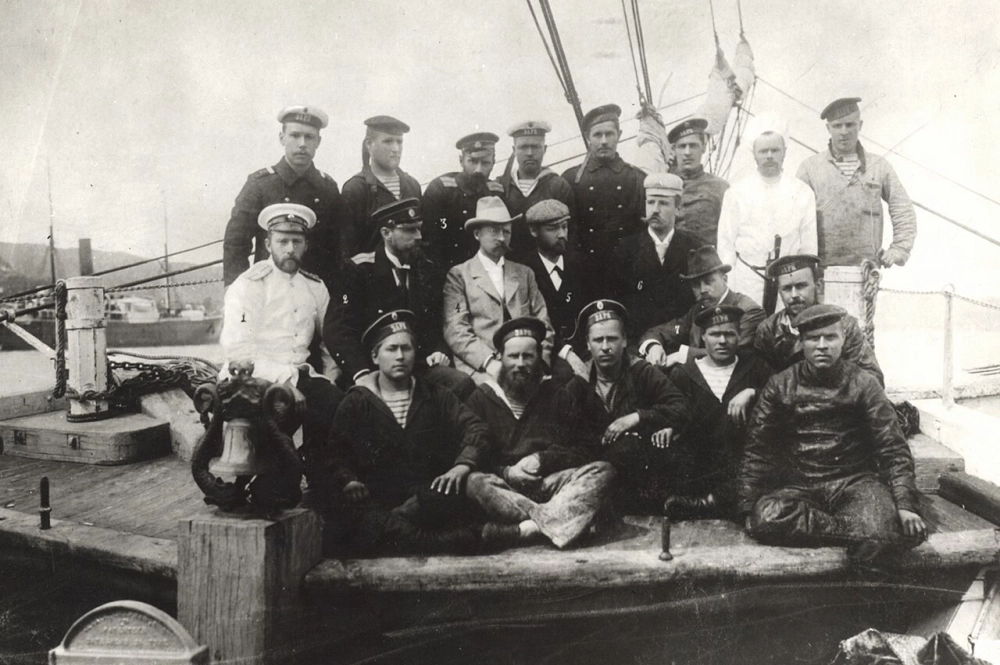 Участники экспедиции перед отплытием. Колчак третий слева в верхнем ряду.