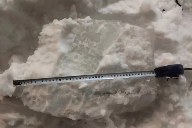 Глыба льда упала на женщину.