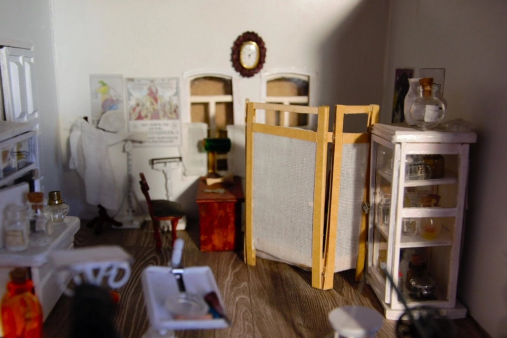 Одна из самых интересных работ Ольги Поповой — кабинет лекаря.