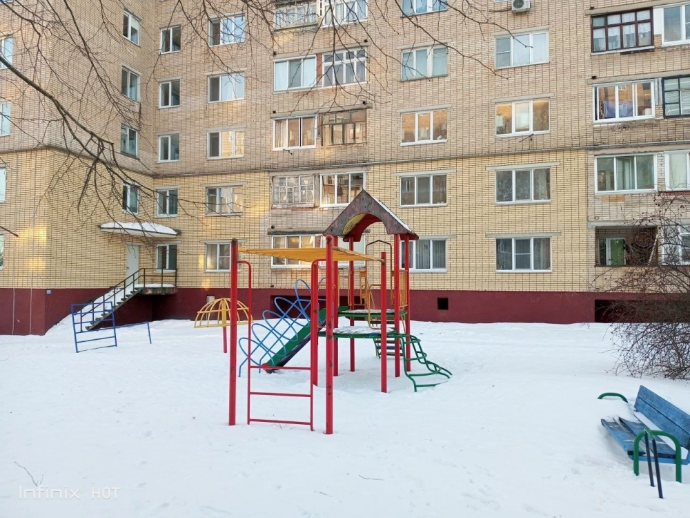 На этой площадке часто играют местные ребятишки.