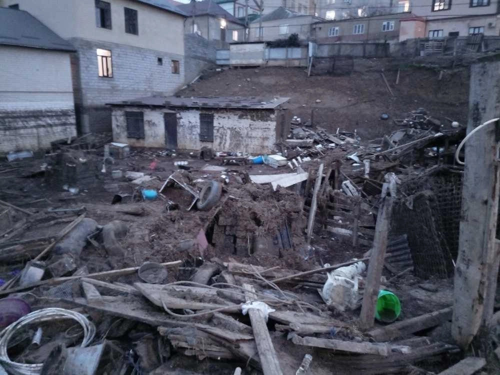 Так выглядит овраг по соседству с домом Магомедова, сейчас он больше похож на схрон мусора.