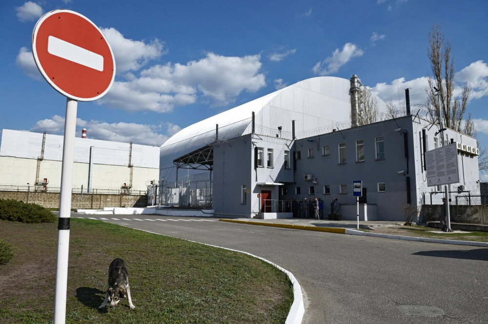 Защитный саркофаг над разрушенным в результате аварии 4-м энергоблоком Чернобыльской АЭС