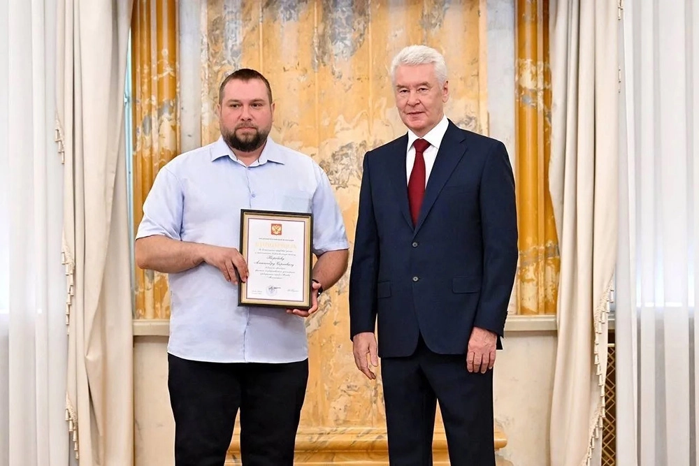 Мэр Москвы Сергей Собянин вручил водителю Александру Коробову благодарность от президента. Виновник торжества признаётся: в тот день он очень волновался.