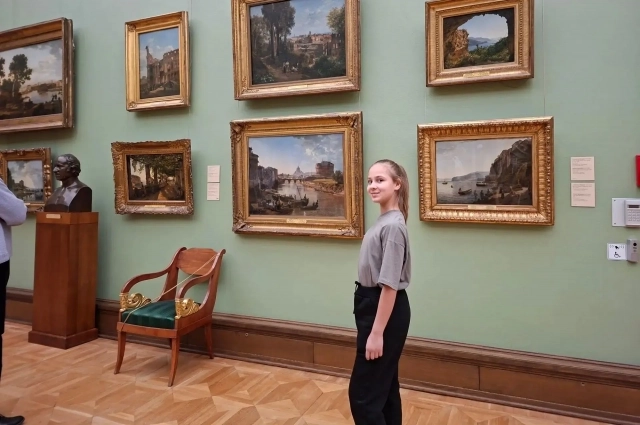 Еще одно любимое занятие школьницы — это посещение музеев и галерей.
