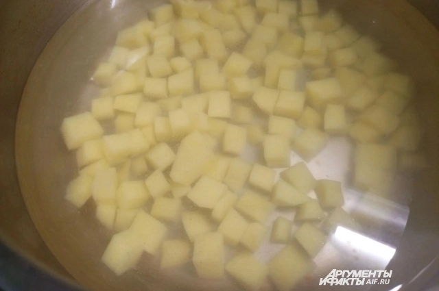 Картофель готов вариться.