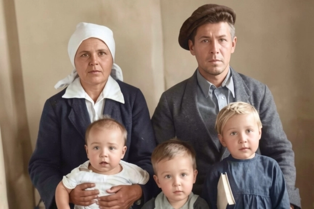 Родители Анны с детьми - всего их в семье было восемь.