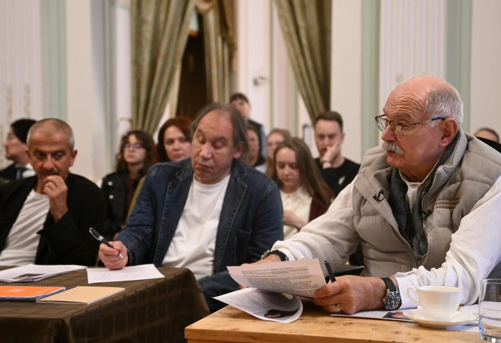 Режиссеры Константин Богомолов, Игорь Яцко и Никита Михалков (слева направо) во время вступительных испытаний в актерскую мастерскую Академии кинематографического и театрального искусства Н. С. Михалкова в Москве.