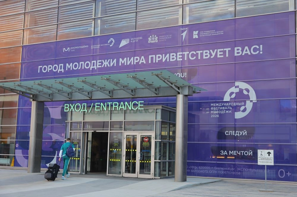 Вход в терминал Кольцово оформлен сегодня в символике фестиваля.