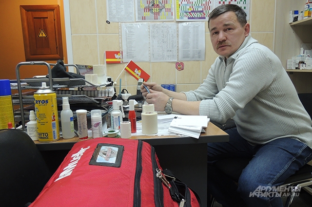 Олег Таскаев держит ящик с медицинскими препаратами и необходимыми инструментами наготове всегда