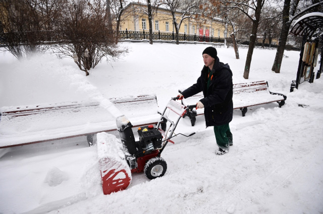 Уборка снега в Москве.