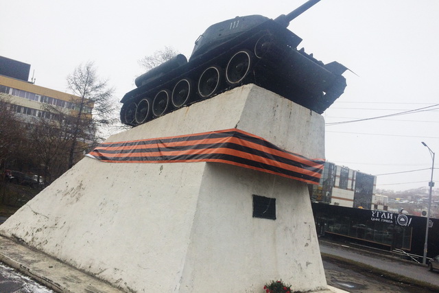 Памятник танку Т-34 на КП.