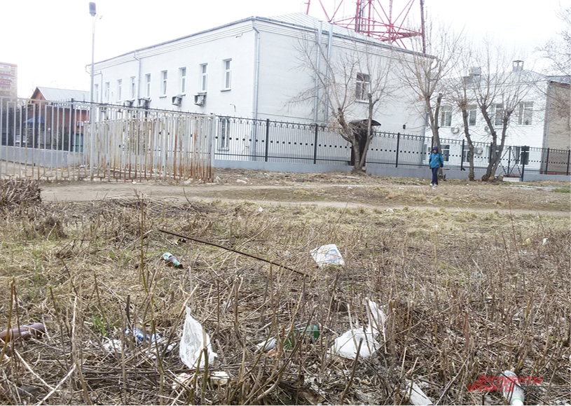 Возле административных зданий и учебных учреждений тоже много мусора.