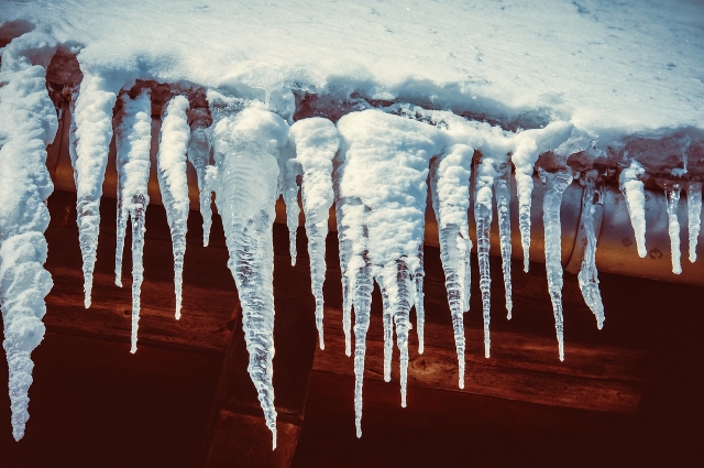 Оренбуржцам порекомендовали не ходить под крышами из-за риска падения наледи и снега сверху.