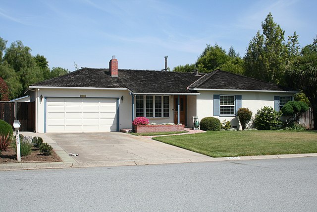 Дом Стива Джобса на Крист-Драйв в Лос-Альтос, Калифорния, где был основана компания Apple Computer. Дом был добавлен в список исторических достопримечательностей Лос-Альтоса в 2013 году.
