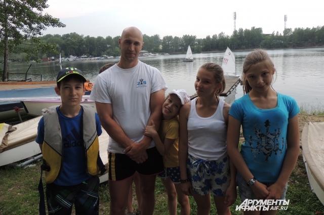 Тренер по парусному спорту Александр Лопатко и его воспитанники