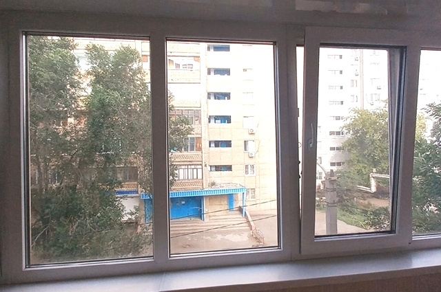 Москитная сетка на окне не даст залететь животному в квартиру.
