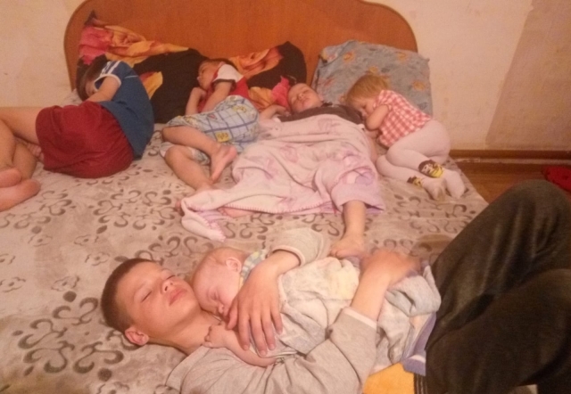 Иногда дети засыпают вместе.
