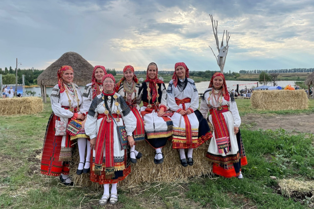 Участники ансамбля «Воля» выступают в традиционных костюмах Воронежского края