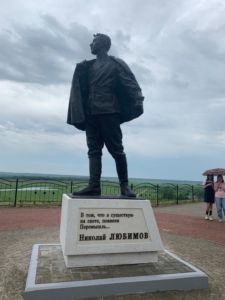 Памятник Николаю Любимову открыли в Перемышле в июне 2022 года.