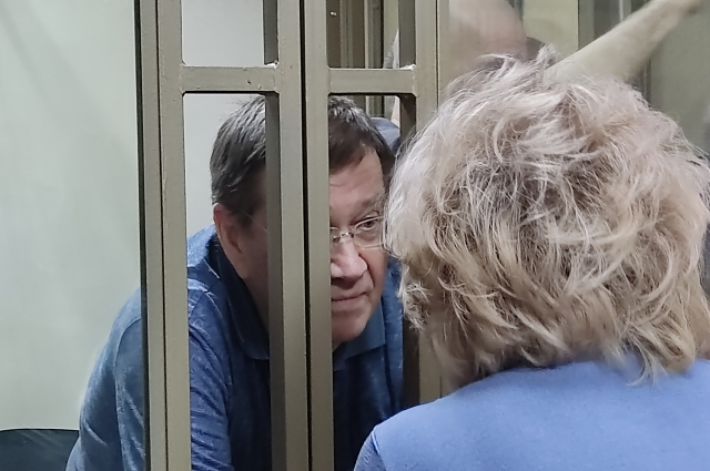 Виталий Борзенко общается с супругой сквозь стекло 