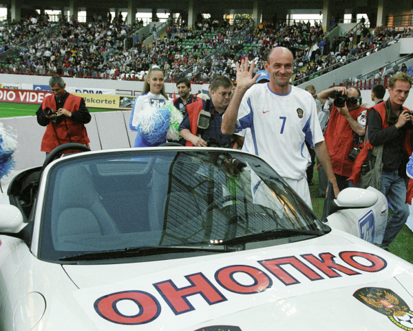 Спонсоры сборной России по футболу подарили капитану сборной России Виктору Онопко автомобиль за 100 матчей, проведённых им за сборную России. 2002 год