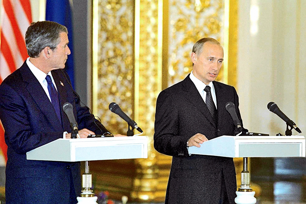 24 мая 2002 года. Президент России Владимир Путин и президент США Джордж Буш отвечают на вопросы журналистов во время совместной пресс-конференции, посвящённой итогам переговоров на высшем уровне, в результате которых был подписан Договор о с