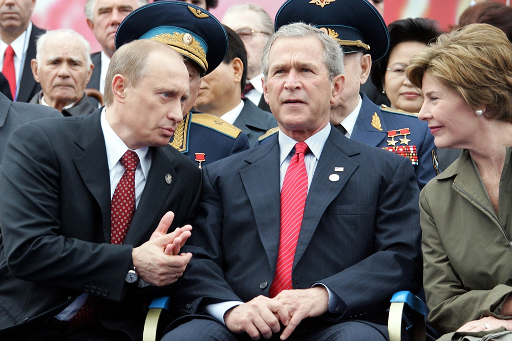 09 мая 2005 года. Президент РФ Владимир Путин, президент США Джордж Буш, его супруга Лора Буш ( слева направо ) на Красной площади во время парада, посвященнного 60-летию Победы в Великой Отечественной войне.