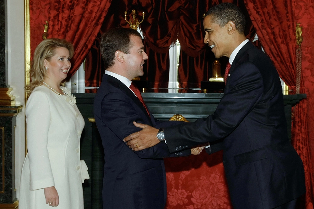 6 июля 2009 года. Президент США Барак Обама и президент РФ Дмитрий Медведев (справа налево) во время церемонии встречи в Большом Кремлевском дворце. Слева - супруга президента РФ Светлана Медведева. 
