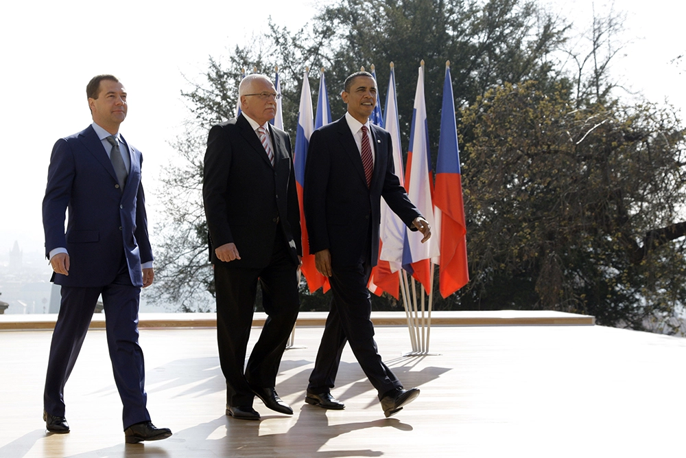8 апреля 2010 года. Президент России Дмитрий Медведев, президент Чехии Вацлав Клаус, президент США Барак Обама (слева направо) во время совместного фотографирования в резиденции президента Чехии Пражском Граде.