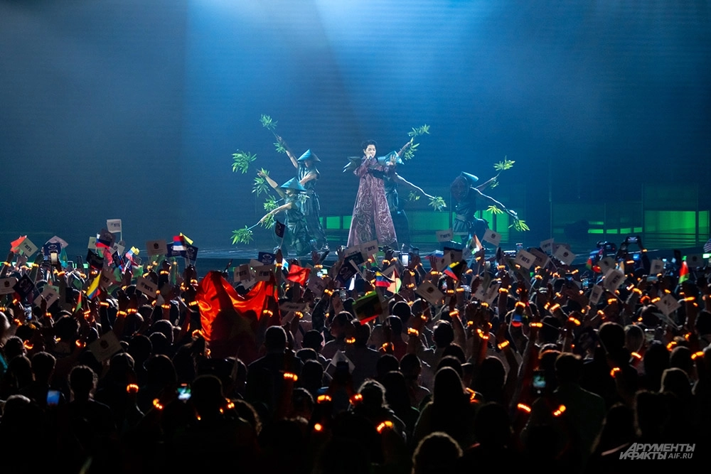 Выступление певца на конкурсе.