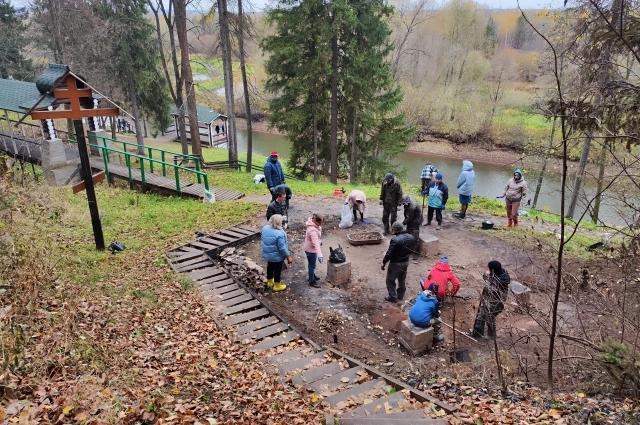Прихожане привели территорию в порядок после пожара.