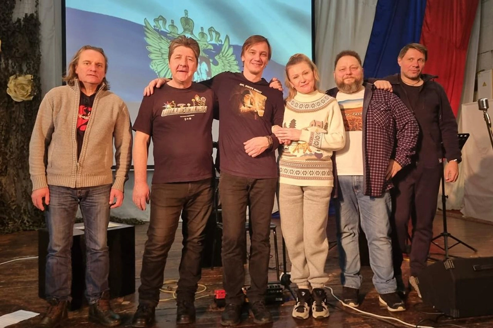 Роман Медвёдкин с друзьями (в центре).