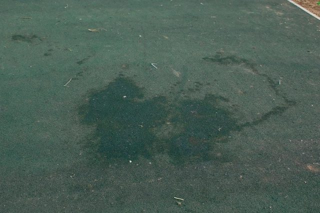 Грязное прорезиненное покрытие на детской площадке в сквере МЖК