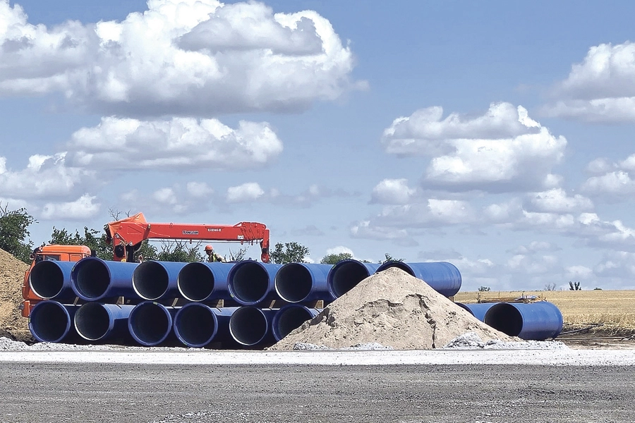 Предприятие вошло в реестр оборонного комплекса, каждый выпущенный им продукт вносит вклад в защиту национальных интересов страны. Восстановление инфраструктуры новых регионов – ещё одна важная задача компании. Идёт активная работа над восстановлением водоснабжения Донбасса и Мариуполя.