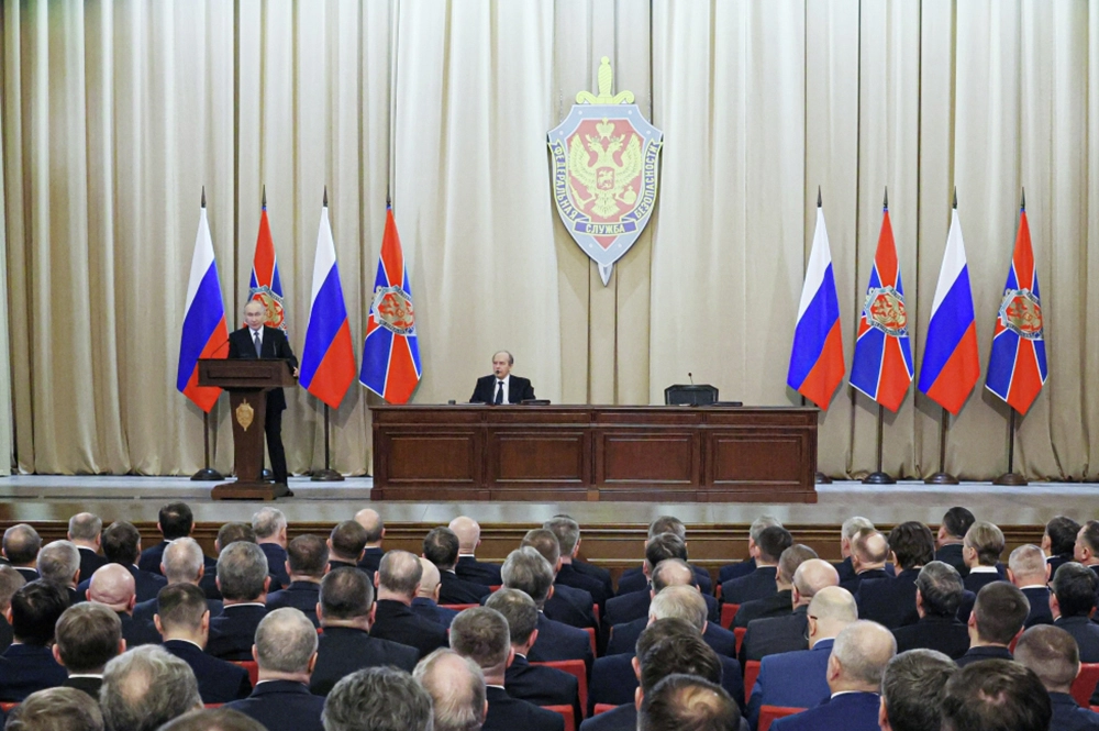 Владимир Путин выступает на заседании коллегии Федеральной службы безопасности РФ. Справа - директор Федеральной службы безопасности РФ Александр Бортников.