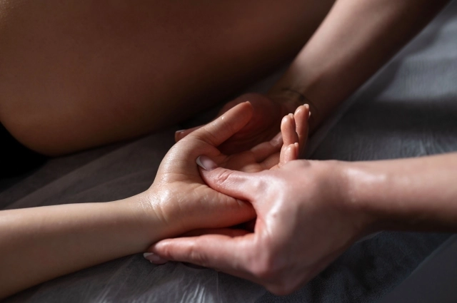 Руки убивает не столько солнце, сколько быт. 