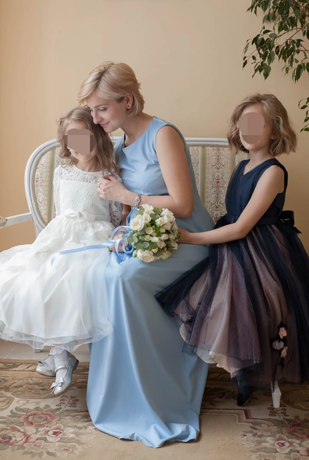 Мама Алины Ирина (в центре).