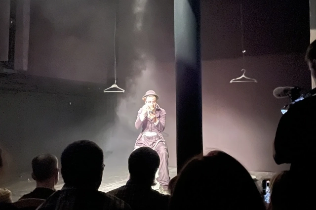 После монолога об ужасах фашистов, Чарли снова становится комиком